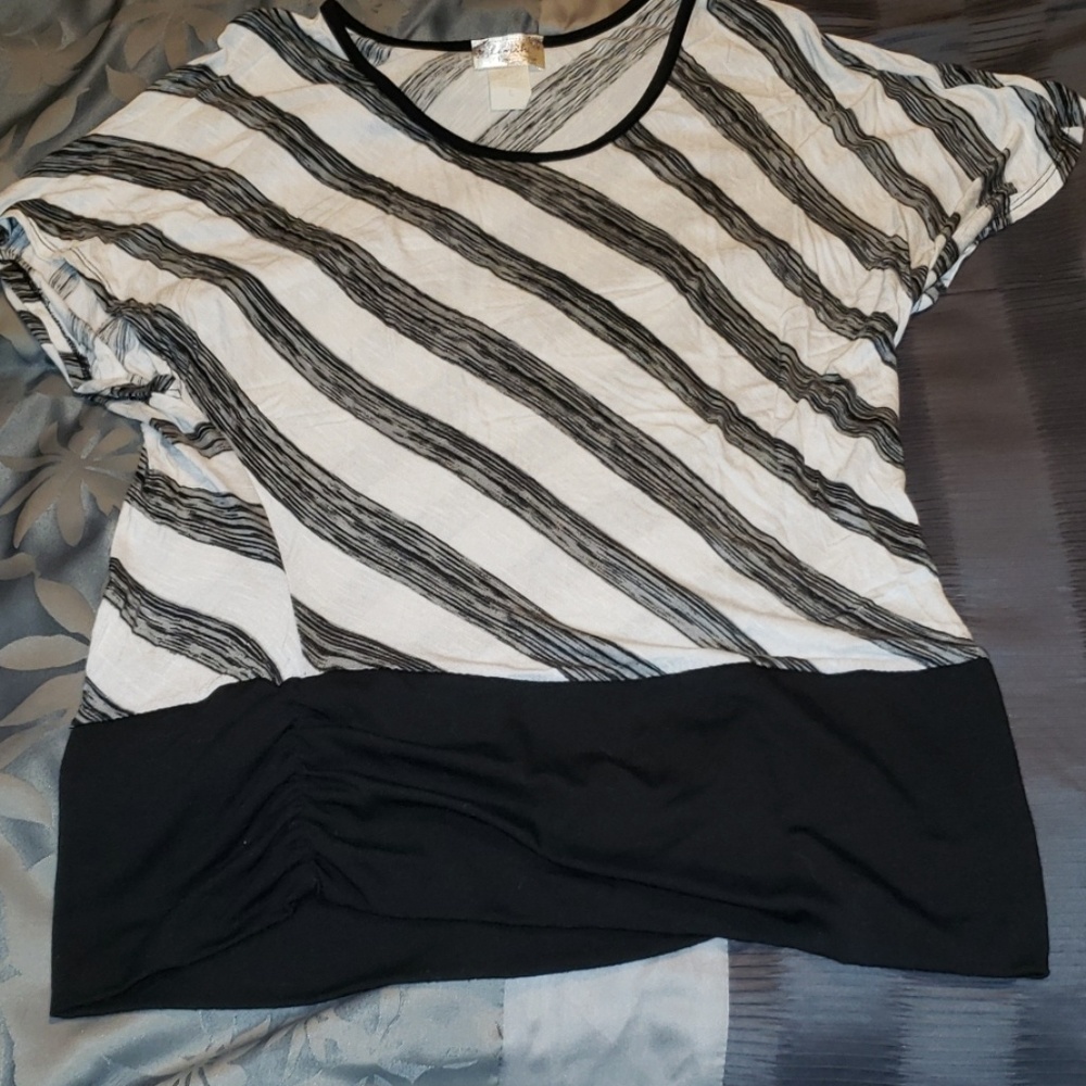 🎯4 for $20 Sale🎯Black and white striped shirt